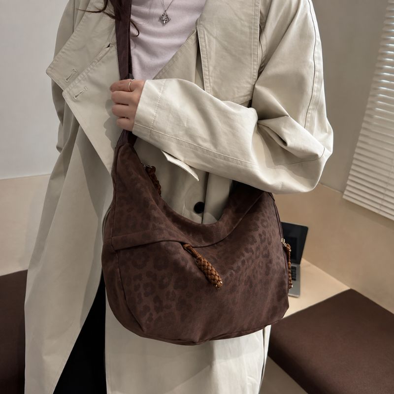 bolsa feminina tiracolo Janine, bolsa feminina, bolsa tiracolo feminina, bolsa feminina média, bolsa feminina casual, bolsa feminina moderna, bolsa feminina elegante, bolsa feminina animal print, bolsa feminina estampa leopardo, bolsa feminina leopardo, bolsa feminina couro ecológico, bolsa feminina premium, bolsa feminina marrom, bolsa feminina preta, bolsa feminina vermelha, bolsa feminina com zíper, bolsa feminina com bolso lateral, bolsa feminina com bolso interno, bolsa feminina para trabalho, bolsa fe