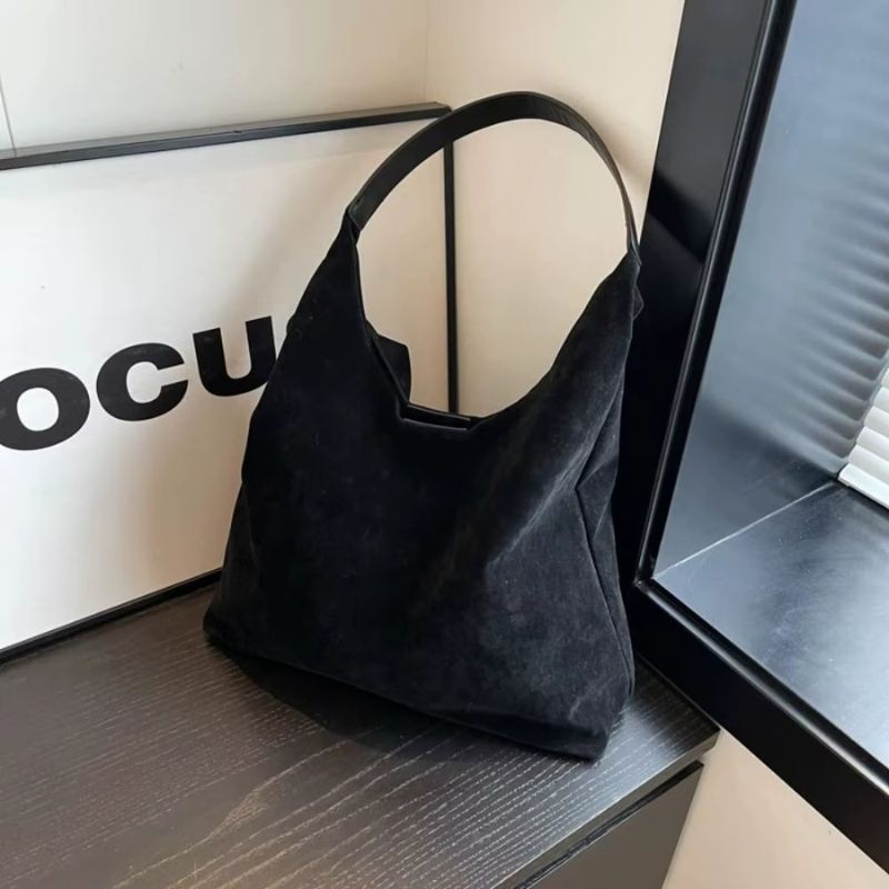 bolsa feminina camurça, bolsa suede feminina, bolsa feminina tipo saco, bolsa feminina de ombro, bolsa feminina grande camurça, bolsa feminina estilo minimalista, bolsa feminina moderna, bolsa feminina elegante, bolsa feminina casual, bolsa feminina macia, bolsa feminina leve, bolsa feminina marrom, bolsa feminina preta