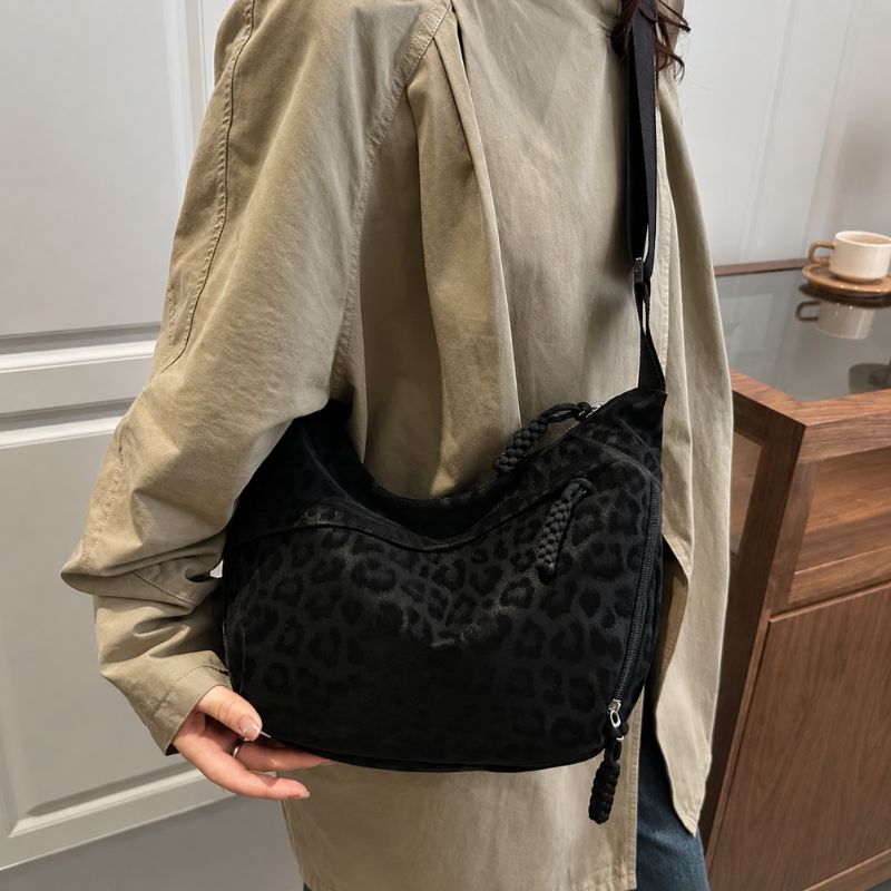 bolsa feminina tiracolo Janine, bolsa feminina, bolsa tiracolo feminina, bolsa feminina média, bolsa feminina casual, bolsa feminina moderna, bolsa feminina elegante, bolsa feminina animal print, bolsa feminina estampa leopardo, bolsa feminina leopardo, bolsa feminina couro ecológico, bolsa feminina premium, bolsa feminina marrom, bolsa feminina preta, bolsa feminina vermelha, bolsa feminina com zíper, bolsa feminina com bolso lateral, bolsa feminina com bolso interno, bolsa feminina para trabalho, bolsa fe