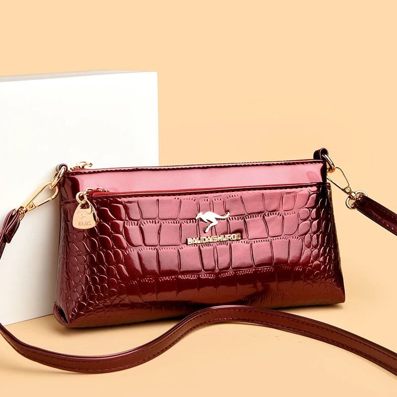 bolsa clutch feminina, bolsa feminina elegante, bolsa feminina sofisticada, bolsa crocodilo feminina, bolsa feminina envernizada, clutch feminina preta, clutch feminina azul, clutch feminina vermelha, bolsa feminina café, bolsa tiracolo feminina elegante, bolsa feminina pequena, bolsa feminina moderna, bolsa feminina premium, bolsa feminina social, clutch feminina luxo, bolsa feminina brilho, bolsa feminina compacta, bolsa feminina transversal, bolsa feminina textura crocodilo, bolsa feminina casual chic, b