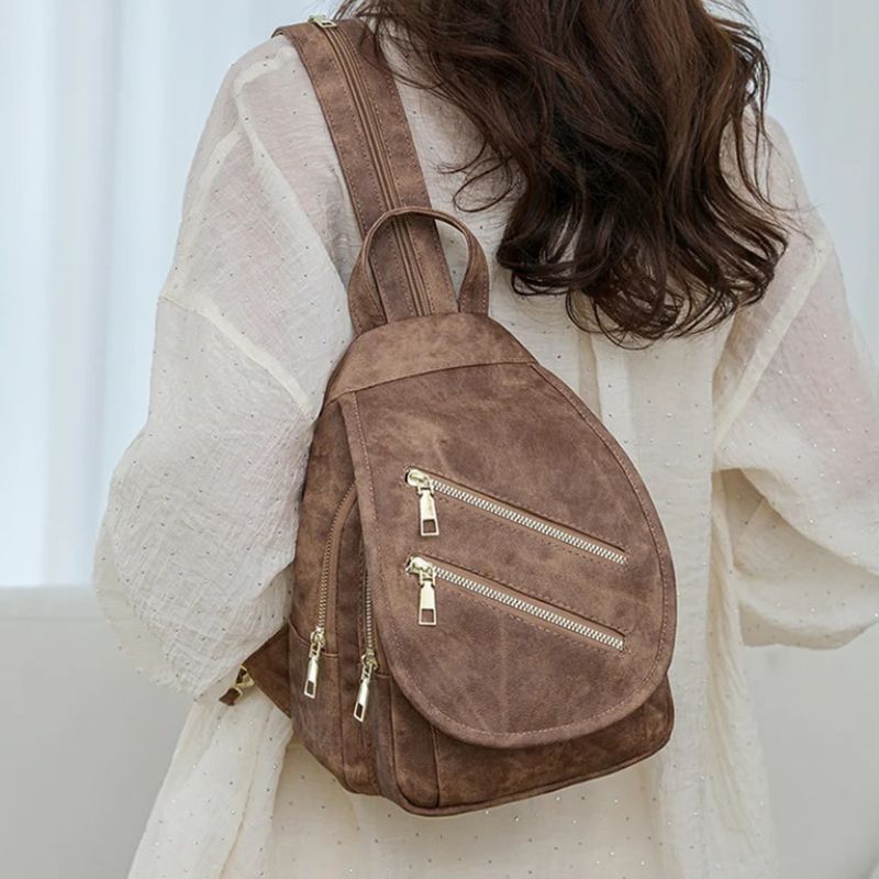 mochila feminina moderna Patricia, mochila feminina, mochila feminina pequena, mochila feminina média, mochila feminina casual, mochila feminina elegante, mochila feminina moderna, mochila feminina couro ecológico, mochila feminina premium, mochila feminina para trabalho, mochila feminina para faculdade, mochila feminina para viagem, mochila feminina para passeio, mochila feminina urbana, mochila feminina fashion, mochila feminina com muitos bolsos, mochila feminina com bolso traseiro, mochila feminina com 