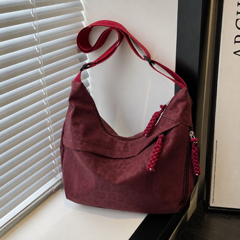 bolsa feminina tiracolo Janine, bolsa feminina, bolsa tiracolo feminina, bolsa feminina média, bolsa feminina casual, bolsa feminina moderna, bolsa feminina elegante, bolsa feminina animal print, bolsa feminina estampa leopardo, bolsa feminina leopardo, bolsa feminina couro ecológico, bolsa feminina premium, bolsa feminina marrom, bolsa feminina preta, bolsa feminina vermelha, bolsa feminina com zíper, bolsa feminina com bolso lateral, bolsa feminina com bolso interno, bolsa feminina para trabalho, bolsa fe