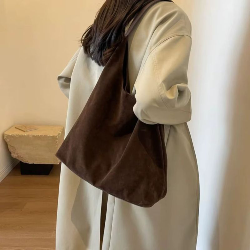 bolsa feminina camurça, bolsa suede feminina, bolsa feminina tipo saco, bolsa feminina de ombro, bolsa feminina grande camurça, bolsa feminina estilo minimalista, bolsa feminina moderna, bolsa feminina elegante, bolsa feminina casual, bolsa feminina macia, bolsa feminina leve, bolsa feminina marrom, bolsa feminina preta