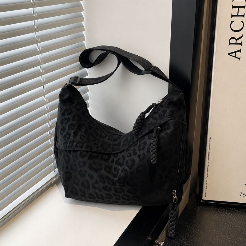 bolsa feminina tiracolo Janine, bolsa feminina, bolsa tiracolo feminina, bolsa feminina média, bolsa feminina casual, bolsa feminina moderna, bolsa feminina elegante, bolsa feminina animal print, bolsa feminina estampa leopardo, bolsa feminina leopardo, bolsa feminina couro ecológico, bolsa feminina premium, bolsa feminina marrom, bolsa feminina preta, bolsa feminina vermelha, bolsa feminina com zíper, bolsa feminina com bolso lateral, bolsa feminina com bolso interno, bolsa feminina para trabalho, bolsa fe