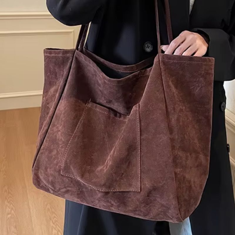 bolsa feminina grande, bolsa feminina grande Juci, bolsa Juci, bolsa tipo saco feminina, bolsa saco feminina, bolsa feminina suede, bolsa feminina em suede, bolsa suede sintético, bolsa em suede sintético, bolsa estilo camurça, bolsa feminina estilo camurça, bolsa camurça feminina, bolsa efeito camurça, bolsa grande camurça, bolsa grande suede, bolsa de ombro feminina, bolsa feminina de ombro, bolsa grande de ombro, bolsa feminina espaçosa, bolsa grande espaçosa, bolsa feminina para o dia a dia, bolsa grand