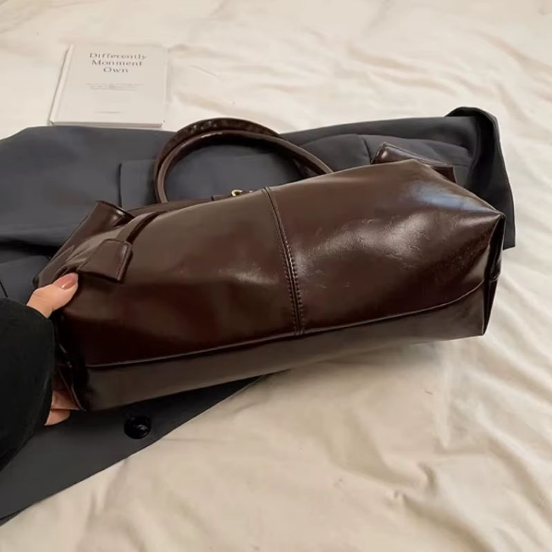 bolsa feminina grande, bolsa feminina de ombro, bolsa grande feminina, bolsa de ombro feminina, bolsa feminina couro PU, bolsa grande couro PU, bolsa feminina Marília, bolsa de ombro grande, bolsa feminina elegante, bolsa feminina moderna, bolsa feminina para trabalho, bolsa feminina para dia a dia, bolsa estilo canoa, bolsa horizontal feminina, bolsa feminina marrom, bolsa feminina preta, bolsa feminina café, bolsa feminina vinho, bolsa couro sintético feminina, bolsa feminina espaçosa