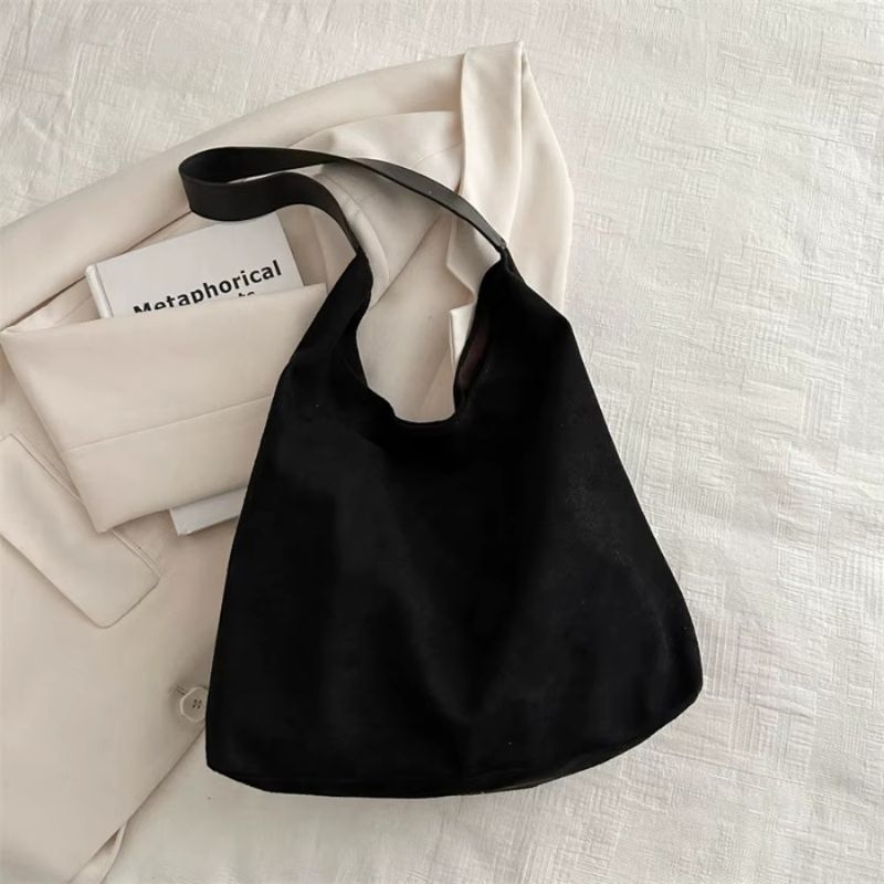 bolsa feminina camurça, bolsa suede feminina, bolsa feminina tipo saco, bolsa feminina de ombro, bolsa feminina grande camurça, bolsa feminina estilo minimalista, bolsa feminina moderna, bolsa feminina elegante, bolsa feminina casual, bolsa feminina macia, bolsa feminina leve, bolsa feminina marrom, bolsa feminina preta
