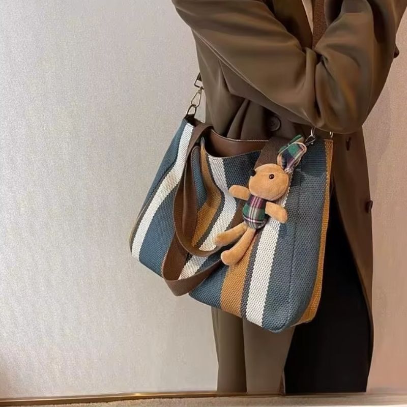 bolsa feminina, bolsa feminina Mel, bolsa Mel, bolsa feminina tipo sacola, bolsa tipo sacola feminina, bolsa sacola feminina, bolsa feminina de tecido, bolsa de tecido feminina, bolsa feminina listrada, bolsa listrada feminina, bolsa de tecido listrada, bolsa feminina tamanho médio, bolsa feminina média, bolsa média feminina, bolsa feminina média espaçosa, bolsa feminina 38 cm, bolsa feminina 38x28, bolsa feminina 38x28x11, bolsa feminina de ombro, bolsa de ombro feminina, bolsa feminina com alça longa, bol