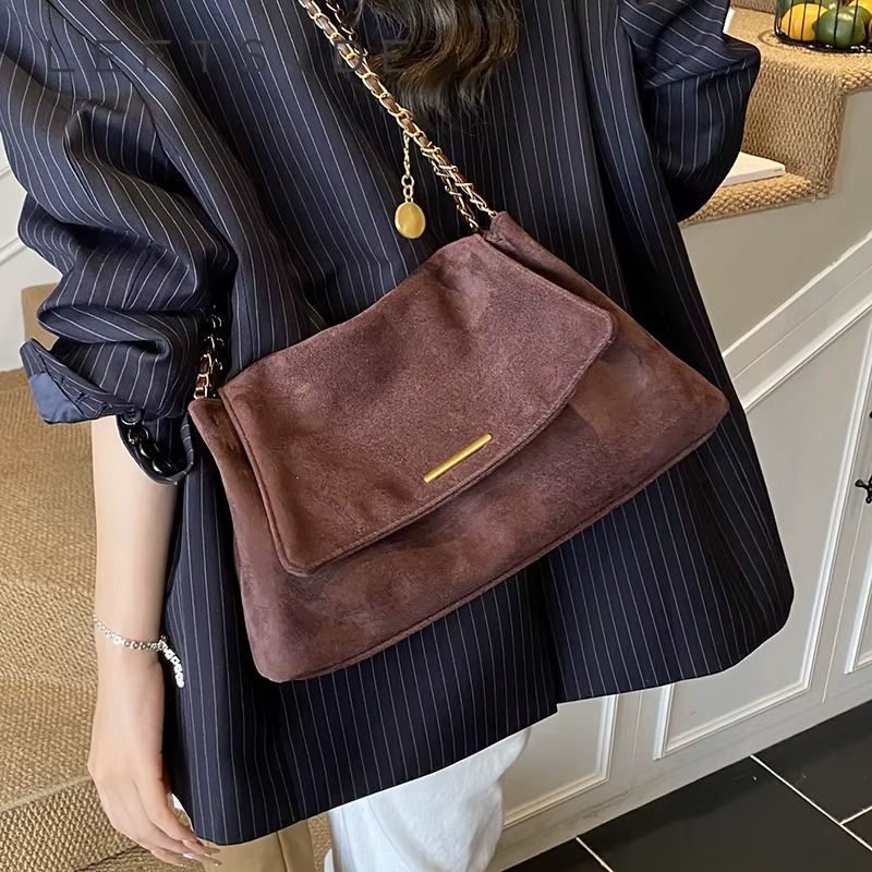 bolsa feminina suede sintético, bolsa feminina camurça, bolsa feminina tiracolo suede, bolsa feminina toque aveludado, bolsa feminina macia elegante, bolsa feminina camurça sintética, bolsa feminina confortável, bolsa feminina resistente, bolsa feminina dia a dia elegante, bolsa feminina moderna suede, bolsa feminina prática elegante, bolsa feminina estilo camurça