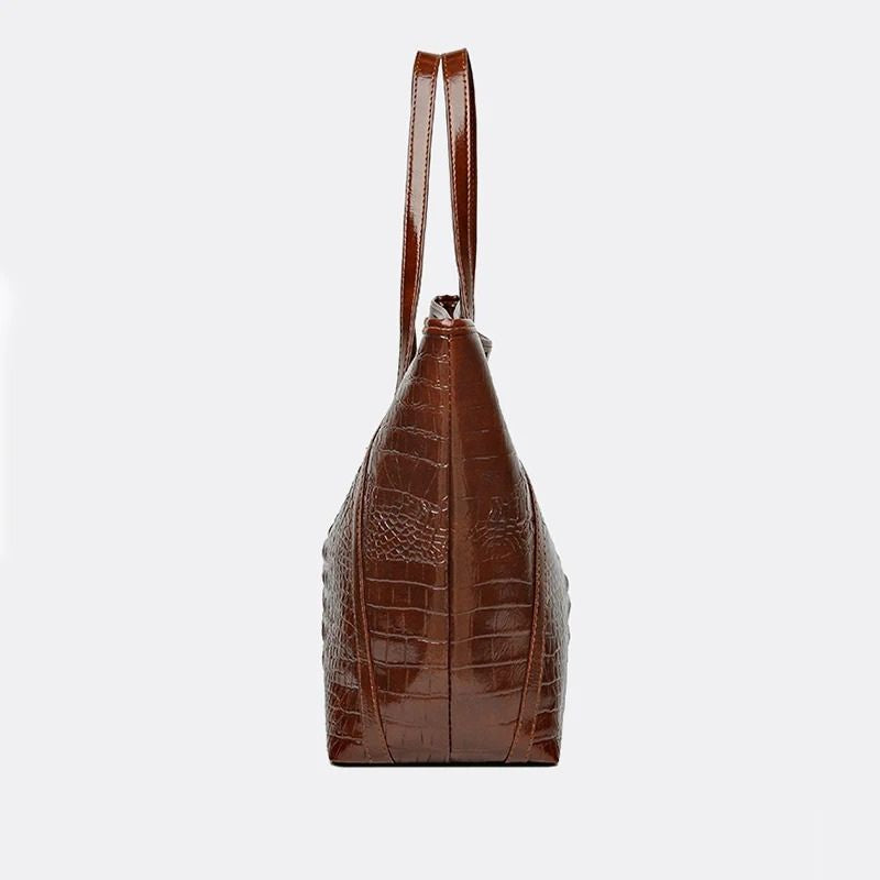bolsa feminina grande, bolsa feminina tiracolo lisboa, bolsa feminina grande tiracolo, bolsa feminina textura crocodilo, bolsa feminina estilo crocodilo, bolsa feminina envernizada, bolsa feminina brilhante, bolsa feminina elegante, bolsa feminina premium, bolsa feminina sofisticada, bolsa feminina moderna, bolsa feminina luxo, bolsa feminina grande elegante, bolsa feminina para trabalho, bolsa feminina executiva, bolsa feminina espaçosa, bolsa feminina ombro, bolsa feminina casual chic, bolsa feminina fash