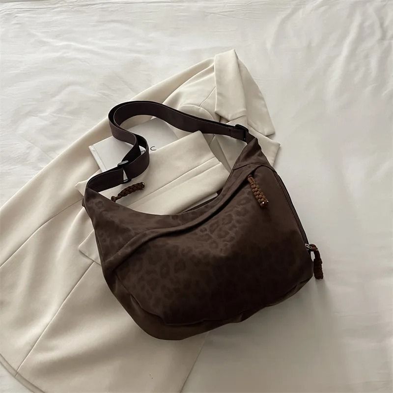 bolsa feminina tiracolo Janine, bolsa feminina, bolsa tiracolo feminina, bolsa feminina média, bolsa feminina casual, bolsa feminina moderna, bolsa feminina elegante, bolsa feminina animal print, bolsa feminina estampa leopardo, bolsa feminina leopardo, bolsa feminina couro ecológico, bolsa feminina premium, bolsa feminina marrom, bolsa feminina preta, bolsa feminina vermelha, bolsa feminina com zíper, bolsa feminina com bolso lateral, bolsa feminina com bolso interno, bolsa feminina para trabalho, bolsa fe