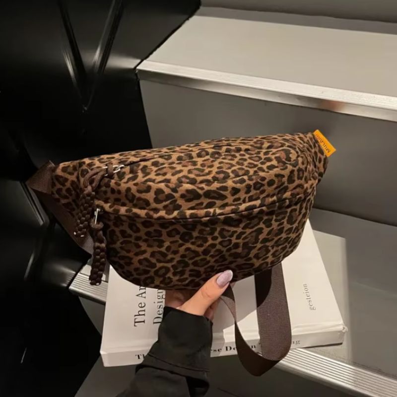 bolsa pochete feminina, bolsa feminina animal print, bolsa feminina leopardo, bolsa feminina estampa de leopardo, pochete feminina moderna, bolsa transversal feminina, bolsa casual feminina, bolsa feminina fashion, bolsa feminina nylon, bolsa feminina estampada, bolsa feminina jovem, bolsa feminina moderna, bolsa feminina confortável, bolsa feminina street style, pochete feminina casual, bolsa feminina compacta, bolsa feminina onça, bolsa feminina leopard print, bolsa feminina estilosa, bolsa feminina Nicol