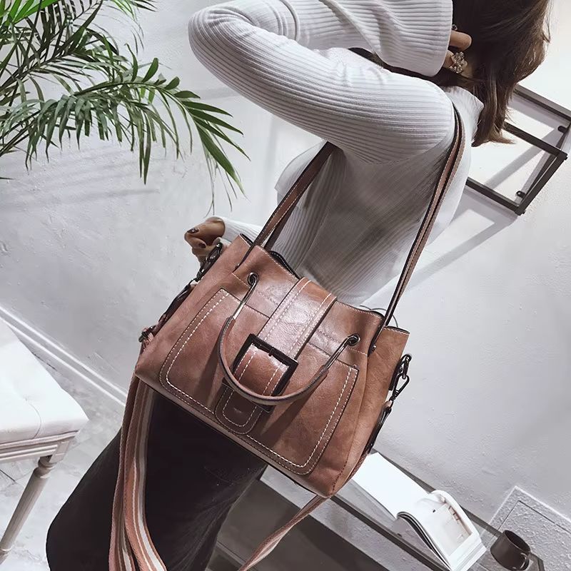 bolsa feminina tiracolo, bolsa feminina moderna, bolsa feminina elegante, bolsa feminina estruturada, bolsa feminina média, bolsa feminina sofisticada, bolsa feminina casual chic, bolsa feminina com alça larga, bolsa feminina transversal, bolsa feminina premium, bolsa feminina caramelo, bolsa feminina preta, bolsa feminina rosé, bolsa feminina fashion, bolsa feminina moderna elegante, bolsa feminina de ombro, bolsa feminina estilosa, bolsa feminina versátil, bolsa feminina para dia a dia, bolsa feminina Ana