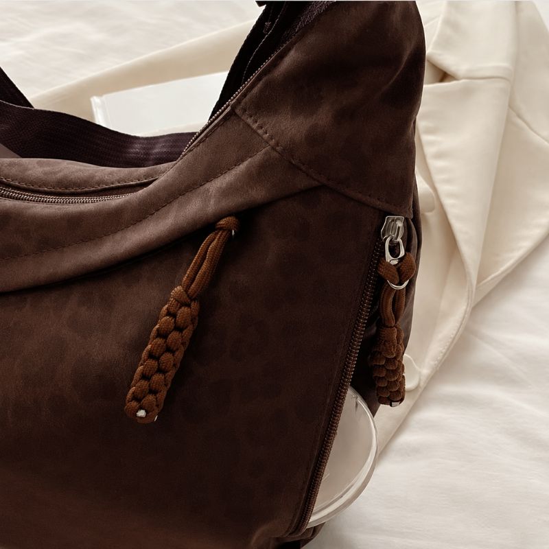 bolsa feminina tiracolo Janine, bolsa feminina, bolsa tiracolo feminina, bolsa feminina média, bolsa feminina casual, bolsa feminina moderna, bolsa feminina elegante, bolsa feminina animal print, bolsa feminina estampa leopardo, bolsa feminina leopardo, bolsa feminina couro ecológico, bolsa feminina premium, bolsa feminina marrom, bolsa feminina preta, bolsa feminina vermelha, bolsa feminina com zíper, bolsa feminina com bolso lateral, bolsa feminina com bolso interno, bolsa feminina para trabalho, bolsa fe