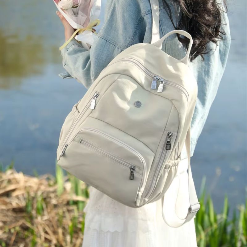 mochila feminina nylon, mochila feminina grande, mochila feminina para trabalho, mochila feminina para estudo, mochila feminina A4, mochila feminina resistente, mochila feminina leve, mochila feminina moderna, mochila feminina com divisórias, mochila feminina casual, mochila feminina confortável, mochila feminina espaçosa