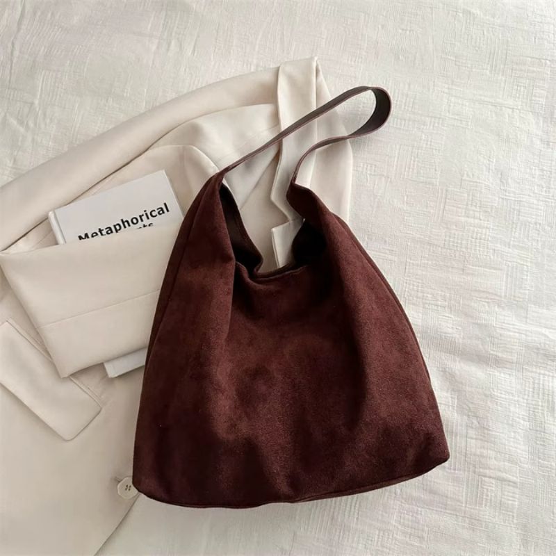 bolsa feminina camurça, bolsa suede feminina, bolsa feminina tipo saco, bolsa feminina de ombro, bolsa feminina grande camurça, bolsa feminina estilo minimalista, bolsa feminina moderna, bolsa feminina elegante, bolsa feminina casual, bolsa feminina macia, bolsa feminina leve, bolsa feminina marrom, bolsa feminina preta