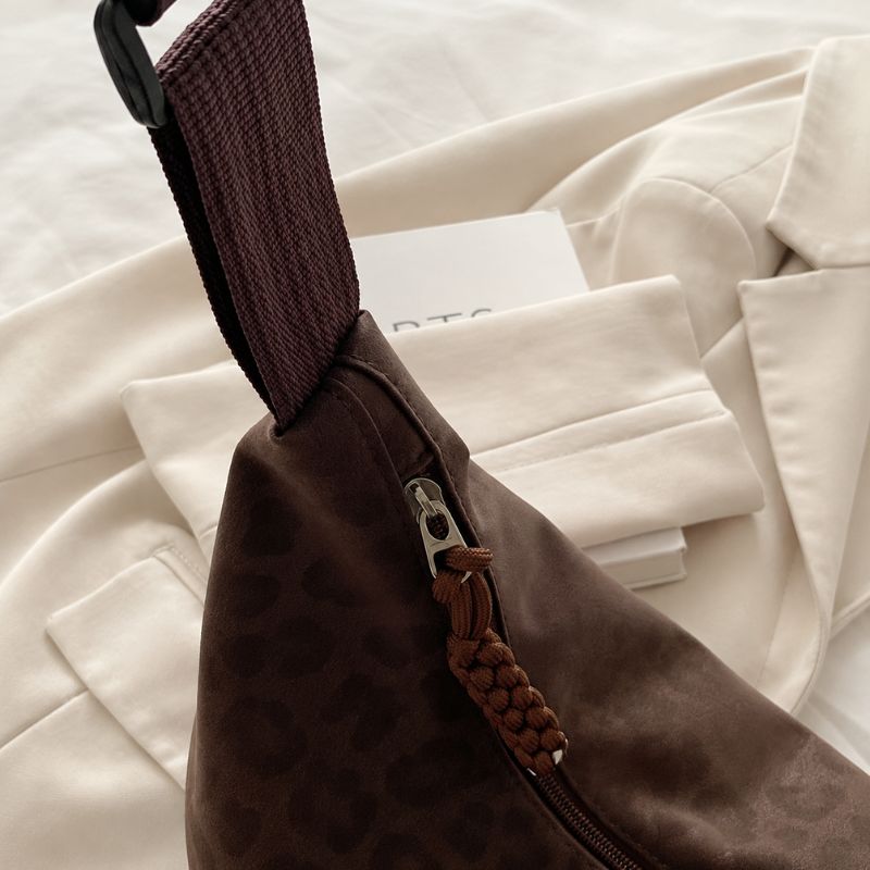 bolsa feminina tiracolo Janine, bolsa feminina, bolsa tiracolo feminina, bolsa feminina média, bolsa feminina casual, bolsa feminina moderna, bolsa feminina elegante, bolsa feminina animal print, bolsa feminina estampa leopardo, bolsa feminina leopardo, bolsa feminina couro ecológico, bolsa feminina premium, bolsa feminina marrom, bolsa feminina preta, bolsa feminina vermelha, bolsa feminina com zíper, bolsa feminina com bolso lateral, bolsa feminina com bolso interno, bolsa feminina para trabalho, bolsa fe