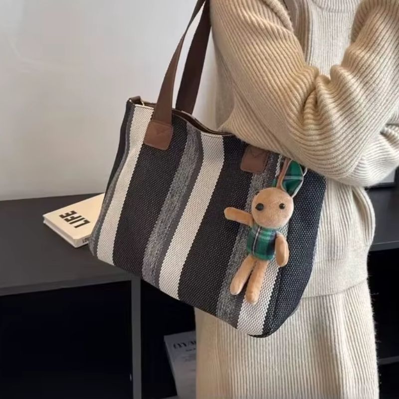 bolsa feminina, bolsa feminina Mel, bolsa Mel, bolsa feminina tipo sacola, bolsa tipo sacola feminina, bolsa sacola feminina, bolsa feminina de tecido, bolsa de tecido feminina, bolsa feminina listrada, bolsa listrada feminina, bolsa de tecido listrada, bolsa feminina tamanho médio, bolsa feminina média, bolsa média feminina, bolsa feminina média espaçosa, bolsa feminina 38 cm, bolsa feminina 38x28, bolsa feminina 38x28x11, bolsa feminina de ombro, bolsa de ombro feminina, bolsa feminina com alça longa, bol