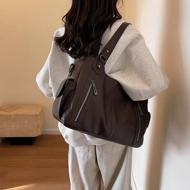bolsa feminina grande tiracolo, bolsa feminina grande com bolsos, bolsa feminina couro macio grande, bolsa feminina espaçosa, bolsa feminina organizada, bolsa feminina prática grande, bolsa feminina dia a dia grande, bolsa feminina ombro grande, bolsa feminina funcional, bolsa feminina moderna grande, bolsa feminina com ziper, bolsa feminina elegante grande