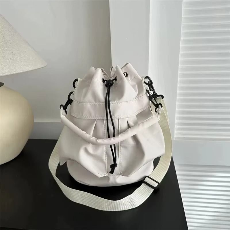bolsa feminina nylon, bolsa feminina impermeável, bolsa feminina casual, bolsa feminina moderna, bolsa feminina estilo saco, bolsa bucket bag feminina, bolsa feminina tiracolo nylon, bolsa feminina transversal, bolsa feminina leve, bolsa feminina pequena média, bolsa feminina verde, bolsa feminina preta, bolsa feminina off white, bolsa feminina bege, bolsa feminina moderna casual, bolsa feminina para dia a dia, bolsa feminina jovial, bolsa feminina estilosa