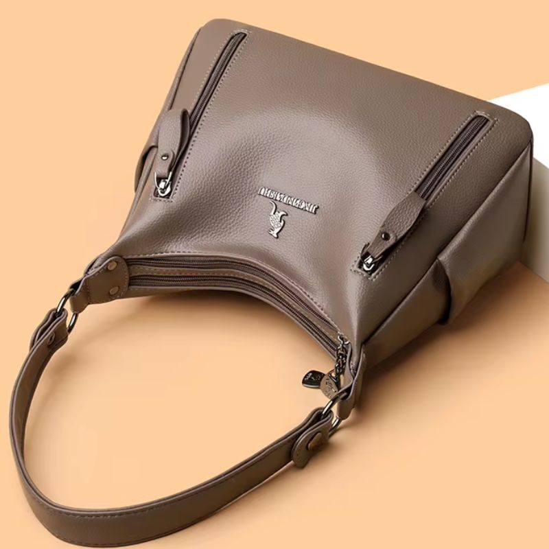 bolsa feminina tiracolo maitê, bolsa feminina tiracolo, bolsa feminina elegante, bolsa feminina clássica, bolsa feminina média, bolsa feminina de ombro, bolsa feminina sofisticada, bolsa feminina moderna, bolsa feminina casual elegante, bolsa feminina couro ecológico, bolsa feminina premium, bolsa feminina para trabalho, bolsa feminina para passeio, bolsa feminina para viagem, bolsa feminina versátil, bolsa feminina com zíper, bolsa feminina organizada, bolsa feminina espaçosa, bolsa feminina marrom, bolsa 