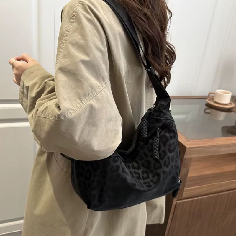 bolsa feminina tiracolo Janine, bolsa feminina, bolsa tiracolo feminina, bolsa feminina média, bolsa feminina casual, bolsa feminina moderna, bolsa feminina elegante, bolsa feminina animal print, bolsa feminina estampa leopardo, bolsa feminina leopardo, bolsa feminina couro ecológico, bolsa feminina premium, bolsa feminina marrom, bolsa feminina preta, bolsa feminina vermelha, bolsa feminina com zíper, bolsa feminina com bolso lateral, bolsa feminina com bolso interno, bolsa feminina para trabalho, bolsa fe