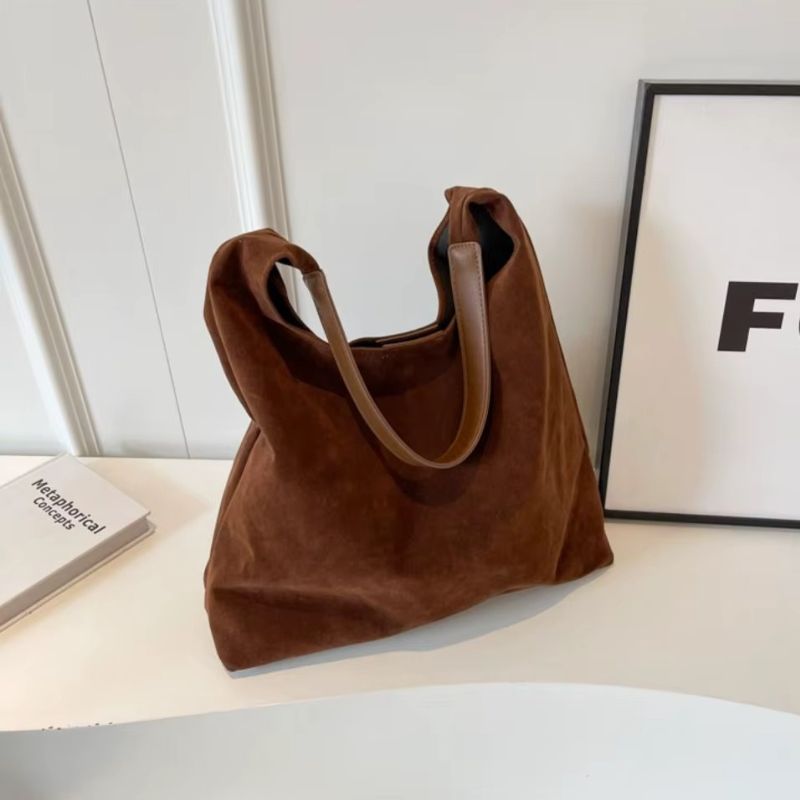 bolsa feminina camurça, bolsa suede feminina, bolsa feminina tipo saco, bolsa feminina de ombro, bolsa feminina grande camurça, bolsa feminina estilo minimalista, bolsa feminina moderna, bolsa feminina elegante, bolsa feminina casual, bolsa feminina macia, bolsa feminina leve, bolsa feminina marrom, bolsa feminina preta