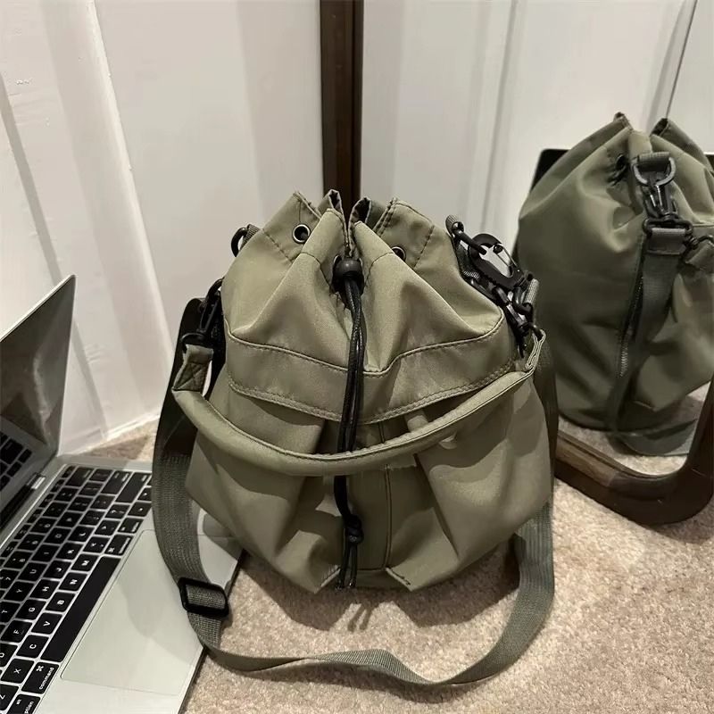 bolsa feminina nylon, bolsa feminina impermeável, bolsa feminina casual, bolsa feminina moderna, bolsa feminina estilo saco, bolsa bucket bag feminina, bolsa feminina tiracolo nylon, bolsa feminina transversal, bolsa feminina leve, bolsa feminina pequena média, bolsa feminina verde, bolsa feminina preta, bolsa feminina off white, bolsa feminina bege, bolsa feminina moderna casual, bolsa feminina para dia a dia, bolsa feminina jovial, bolsa feminina estilosa
