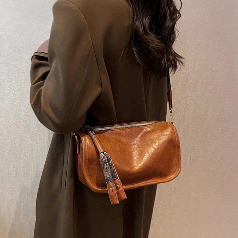 bolsa feminina tiracolo, bolsa feminina simone, bolsa feminina pequena, bolsa feminina média, bolsa feminina couro sintético, bolsa feminina couro PU, bolsa feminina macia, bolsa feminina elegante, bolsa feminina moderna, bolsa feminina casual, bolsa feminina ombro, bolsa feminina transversal, bolsa feminina baguete, bolsa feminina premium, bolsa feminina sofisticada, bolsa feminina fashion, bolsa feminina alça estampada, bolsa feminina alça pavão, bolsa feminina exclusiva, bolsa feminina preta, bolsa femin