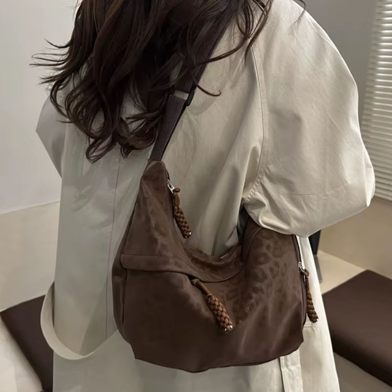 bolsa feminina tiracolo Janine, bolsa feminina, bolsa tiracolo feminina, bolsa feminina média, bolsa feminina casual, bolsa feminina moderna, bolsa feminina elegante, bolsa feminina animal print, bolsa feminina estampa leopardo, bolsa feminina leopardo, bolsa feminina couro ecológico, bolsa feminina premium, bolsa feminina marrom, bolsa feminina preta, bolsa feminina vermelha, bolsa feminina com zíper, bolsa feminina com bolso lateral, bolsa feminina com bolso interno, bolsa feminina para trabalho, bolsa fe