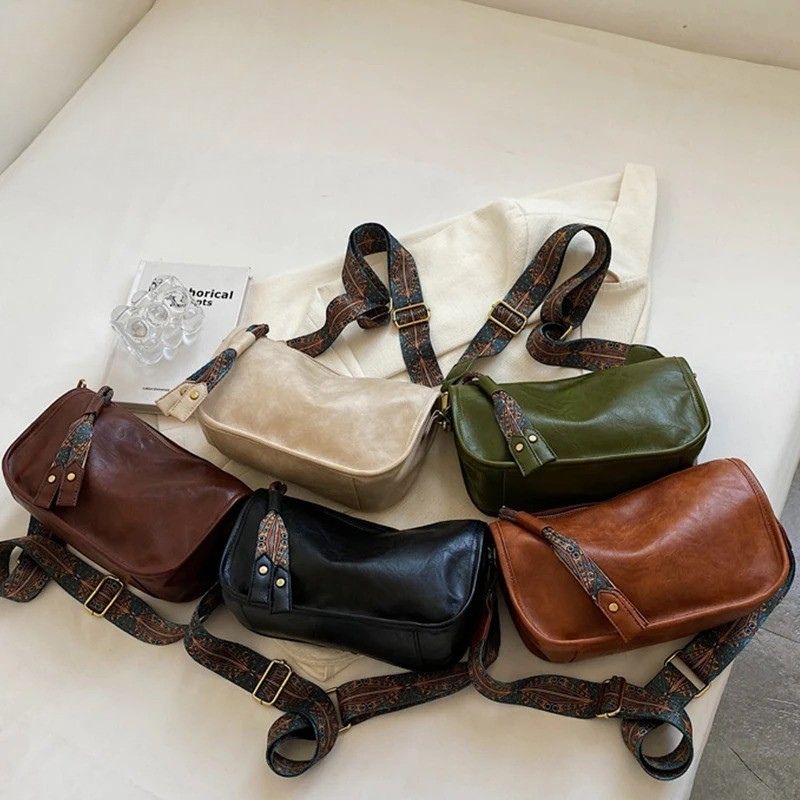 bolsa feminina tiracolo, bolsa feminina simone, bolsa feminina pequena, bolsa feminina média, bolsa feminina couro sintético, bolsa feminina couro PU, bolsa feminina macia, bolsa feminina elegante, bolsa feminina moderna, bolsa feminina casual, bolsa feminina ombro, bolsa feminina transversal, bolsa feminina baguete, bolsa feminina premium, bolsa feminina sofisticada, bolsa feminina fashion, bolsa feminina alça estampada, bolsa feminina alça pavão, bolsa feminina exclusiva, bolsa feminina preta, bolsa femin