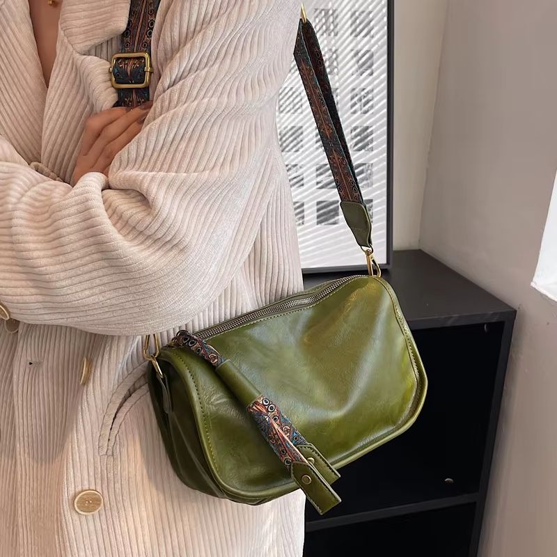 bolsa feminina tiracolo, bolsa feminina simone, bolsa feminina pequena, bolsa feminina média, bolsa feminina couro sintético, bolsa feminina couro PU, bolsa feminina macia, bolsa feminina elegante, bolsa feminina moderna, bolsa feminina casual, bolsa feminina ombro, bolsa feminina transversal, bolsa feminina baguete, bolsa feminina premium, bolsa feminina sofisticada, bolsa feminina fashion, bolsa feminina alça estampada, bolsa feminina alça pavão, bolsa feminina exclusiva, bolsa feminina preta, bolsa femin