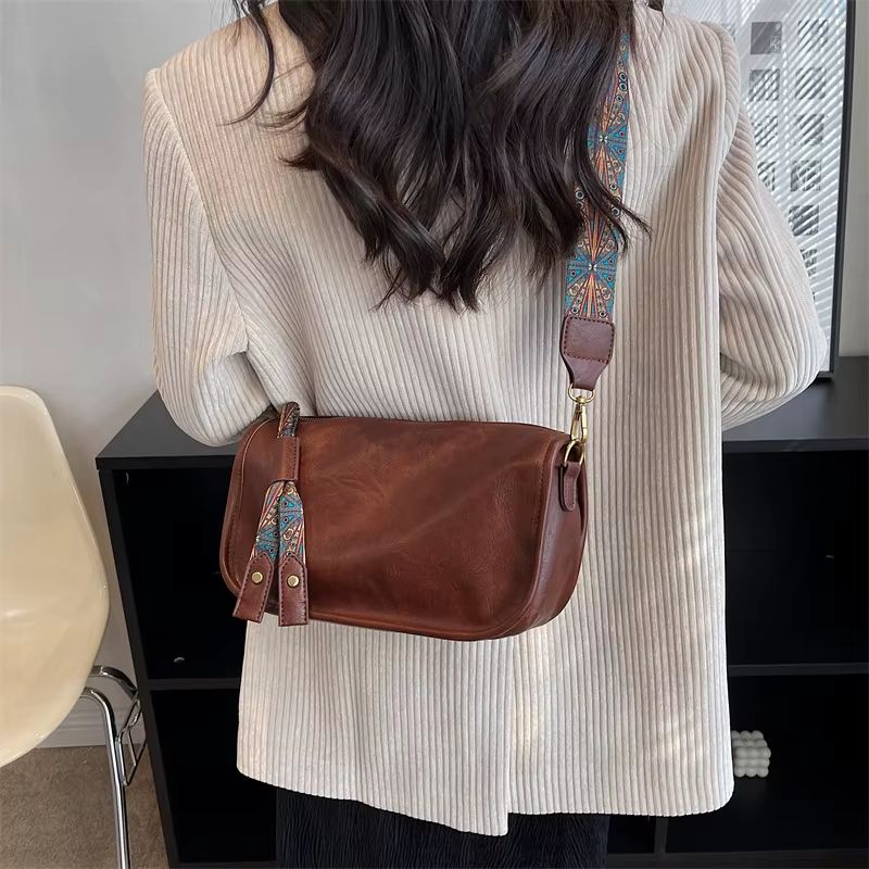 bolsa feminina tiracolo, bolsa feminina simone, bolsa feminina pequena, bolsa feminina média, bolsa feminina couro sintético, bolsa feminina couro PU, bolsa feminina macia, bolsa feminina elegante, bolsa feminina moderna, bolsa feminina casual, bolsa feminina ombro, bolsa feminina transversal, bolsa feminina baguete, bolsa feminina premium, bolsa feminina sofisticada, bolsa feminina fashion, bolsa feminina alça estampada, bolsa feminina alça pavão, bolsa feminina exclusiva, bolsa feminina preta, bolsa femin