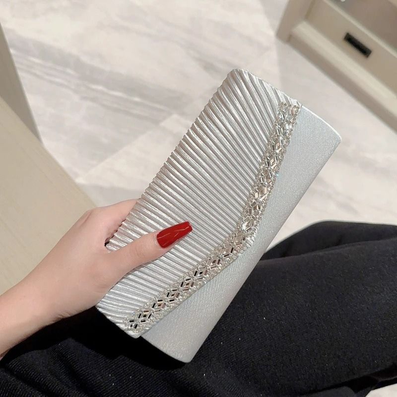 bolsa feminina clutch Gisele, bolsa clutch feminina, clutch feminina, bolsa clutch para festa, bolsa feminina para festa, bolsa de festa feminina, bolsa para casamento, bolsa feminina para casamento, clutch para casamento, bolsa para formatura, clutch para formatura, bolsa feminina para formatura, bolsa pequena para festa, bolsa feminina pequena, bolsa feminina com brilho, bolsa brilhante feminina, clutch com brilho, bolsa de mão feminina, bolsa de mão para festa, bolsa tiracolo para festa, clutch tiracolo,