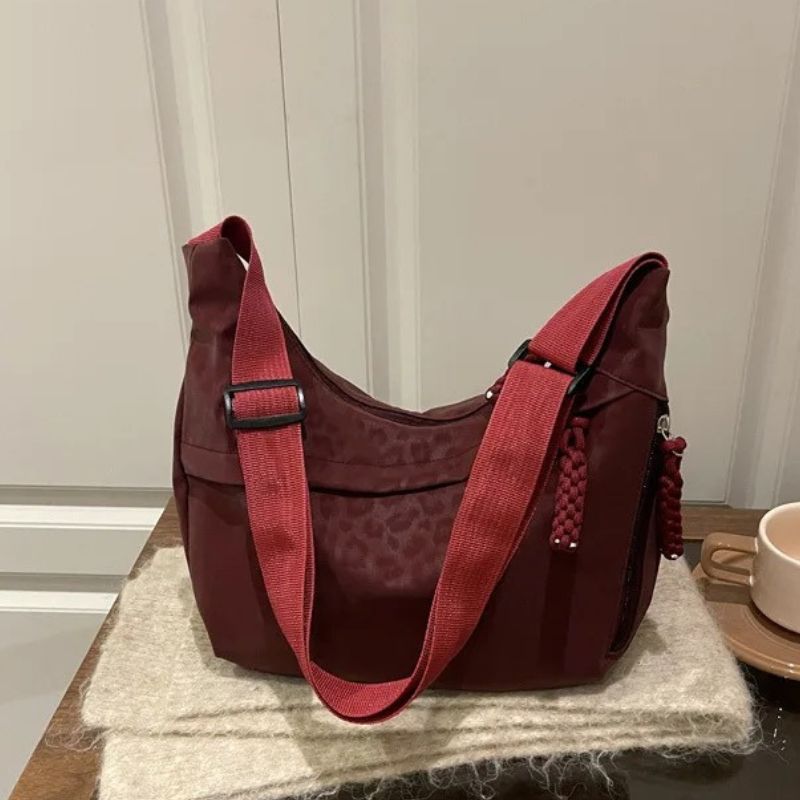 bolsa feminina tiracolo Janine, bolsa feminina, bolsa tiracolo feminina, bolsa feminina média, bolsa feminina casual, bolsa feminina moderna, bolsa feminina elegante, bolsa feminina animal print, bolsa feminina estampa leopardo, bolsa feminina leopardo, bolsa feminina couro ecológico, bolsa feminina premium, bolsa feminina marrom, bolsa feminina preta, bolsa feminina vermelha, bolsa feminina com zíper, bolsa feminina com bolso lateral, bolsa feminina com bolso interno, bolsa feminina para trabalho, bolsa fe