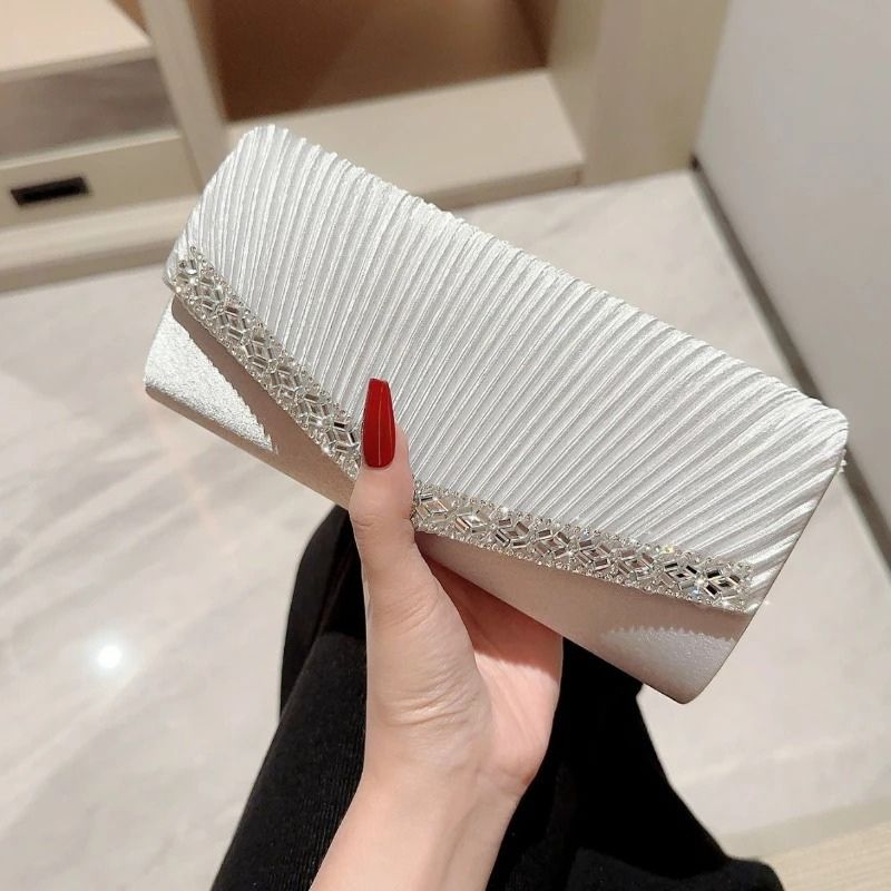 bolsa feminina clutch Gisele, bolsa clutch feminina, clutch feminina, bolsa clutch para festa, bolsa feminina para festa, bolsa de festa feminina, bolsa para casamento, bolsa feminina para casamento, clutch para casamento, bolsa para formatura, clutch para formatura, bolsa feminina para formatura, bolsa pequena para festa, bolsa feminina pequena, bolsa feminina com brilho, bolsa brilhante feminina, clutch com brilho, bolsa de mão feminina, bolsa de mão para festa, bolsa tiracolo para festa, clutch tiracolo,