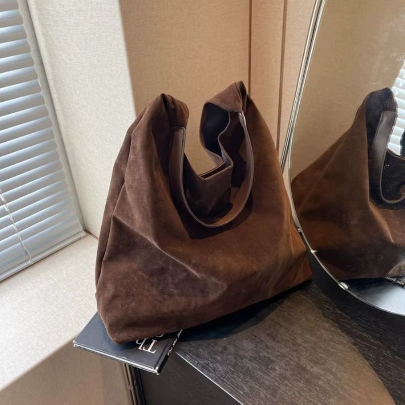 bolsa feminina camurça, bolsa suede feminina, bolsa feminina tipo saco, bolsa feminina de ombro, bolsa feminina grande camurça, bolsa feminina estilo minimalista, bolsa feminina moderna, bolsa feminina elegante, bolsa feminina casual, bolsa feminina macia, bolsa feminina leve, bolsa feminina marrom, bolsa feminina preta