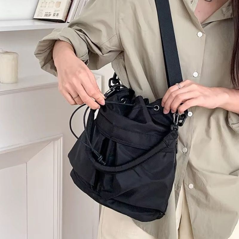 bolsa feminina nylon, bolsa feminina impermeável, bolsa feminina casual, bolsa feminina moderna, bolsa feminina estilo saco, bolsa bucket bag feminina, bolsa feminina tiracolo nylon, bolsa feminina transversal, bolsa feminina leve, bolsa feminina pequena média, bolsa feminina verde, bolsa feminina preta, bolsa feminina off white, bolsa feminina bege, bolsa feminina moderna casual, bolsa feminina para dia a dia, bolsa feminina jovial, bolsa feminina estilosa