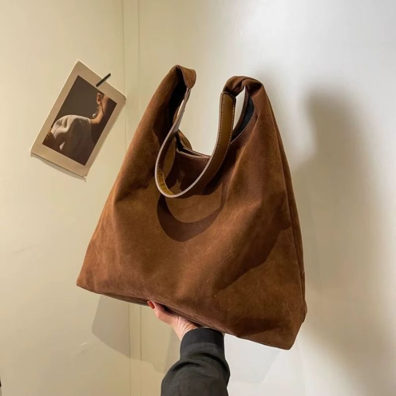 bolsa feminina camurça, bolsa suede feminina, bolsa feminina tipo saco, bolsa feminina de ombro, bolsa feminina grande camurça, bolsa feminina estilo minimalista, bolsa feminina moderna, bolsa feminina elegante, bolsa feminina casual, bolsa feminina macia, bolsa feminina leve, bolsa feminina marrom, bolsa feminina preta
