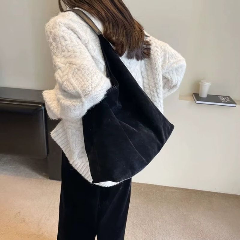 bolsa feminina camurça, bolsa suede feminina, bolsa feminina tipo saco, bolsa feminina de ombro, bolsa feminina grande camurça, bolsa feminina estilo minimalista, bolsa feminina moderna, bolsa feminina elegante, bolsa feminina casual, bolsa feminina macia, bolsa feminina leve, bolsa feminina marrom, bolsa feminina preta