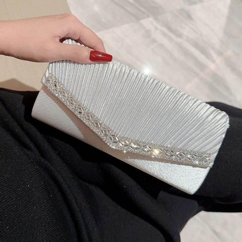 bolsa feminina clutch Gisele, bolsa clutch feminina, clutch feminina, bolsa clutch para festa, bolsa feminina para festa, bolsa de festa feminina, bolsa para casamento, bolsa feminina para casamento, clutch para casamento, bolsa para formatura, clutch para formatura, bolsa feminina para formatura, bolsa pequena para festa, bolsa feminina pequena, bolsa feminina com brilho, bolsa brilhante feminina, clutch com brilho, bolsa de mão feminina, bolsa de mão para festa, bolsa tiracolo para festa, clutch tiracolo,