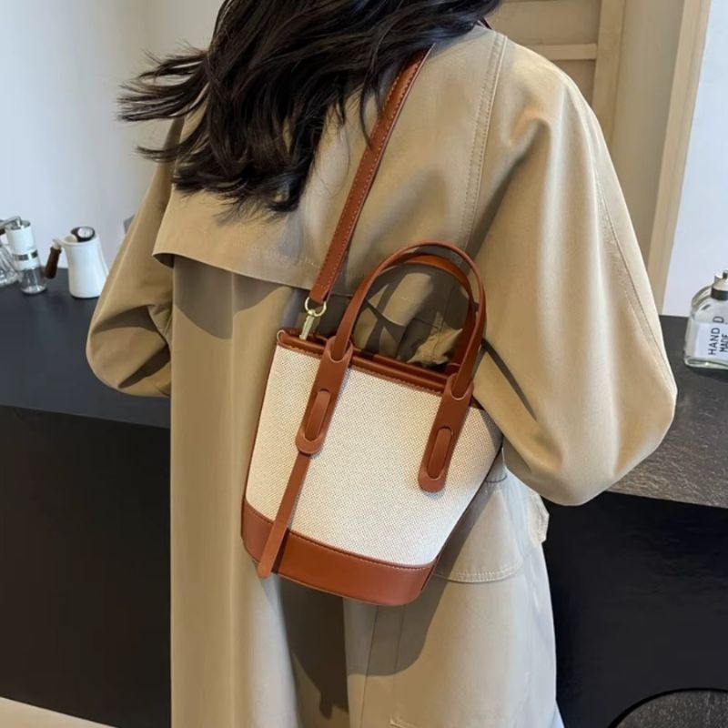 bolsa feminina tiracolo, bolsa feminina sammy, bolsa feminina estruturada, bolsa feminina tipo balde, bucket bag feminina, bolsa feminina casual chic, bolsa feminina elegante, bolsa feminina moderna, bolsa feminina pequena, bolsa feminina compacta, bolsa feminina para trabalho, bolsa feminina para passeio, bolsa feminina sofisticada, bolsa feminina off white, bolsa feminina caramelo, bolsa feminina café, bolsa feminina preta, bolsa feminina com alça transversal, bolsa feminina de mão, bolsa feminina premium
