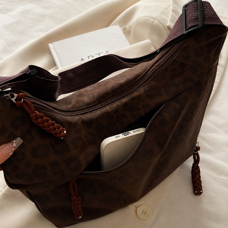 bolsa feminina tiracolo Janine, bolsa feminina, bolsa tiracolo feminina, bolsa feminina média, bolsa feminina casual, bolsa feminina moderna, bolsa feminina elegante, bolsa feminina animal print, bolsa feminina estampa leopardo, bolsa feminina leopardo, bolsa feminina couro ecológico, bolsa feminina premium, bolsa feminina marrom, bolsa feminina preta, bolsa feminina vermelha, bolsa feminina com zíper, bolsa feminina com bolso lateral, bolsa feminina com bolso interno, bolsa feminina para trabalho, bolsa fe