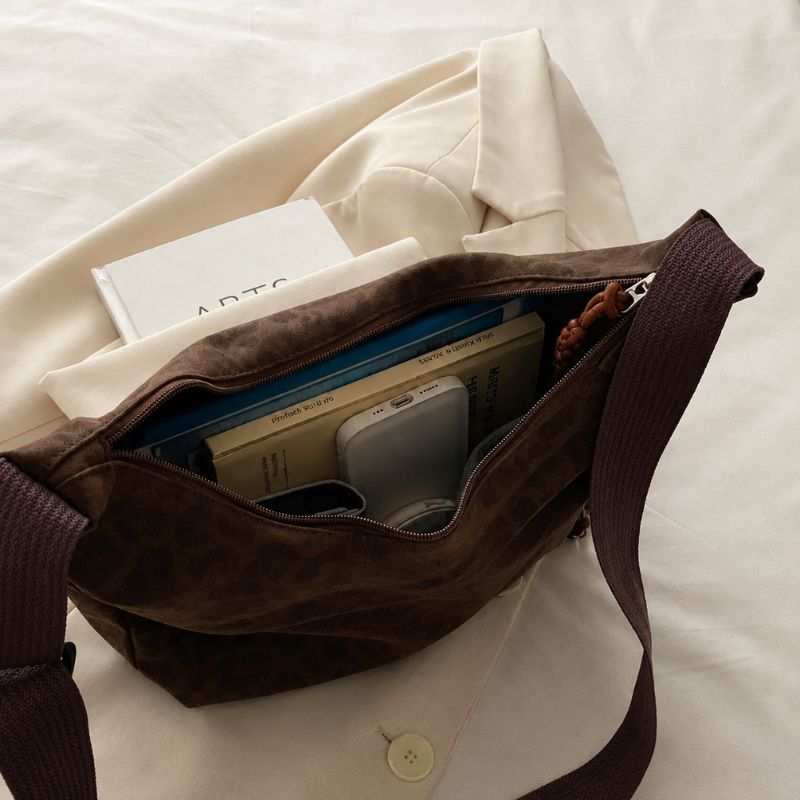 bolsa feminina tiracolo Janine, bolsa feminina, bolsa tiracolo feminina, bolsa feminina média, bolsa feminina casual, bolsa feminina moderna, bolsa feminina elegante, bolsa feminina animal print, bolsa feminina estampa leopardo, bolsa feminina leopardo, bolsa feminina couro ecológico, bolsa feminina premium, bolsa feminina marrom, bolsa feminina preta, bolsa feminina vermelha, bolsa feminina com zíper, bolsa feminina com bolso lateral, bolsa feminina com bolso interno, bolsa feminina para trabalho, bolsa fe