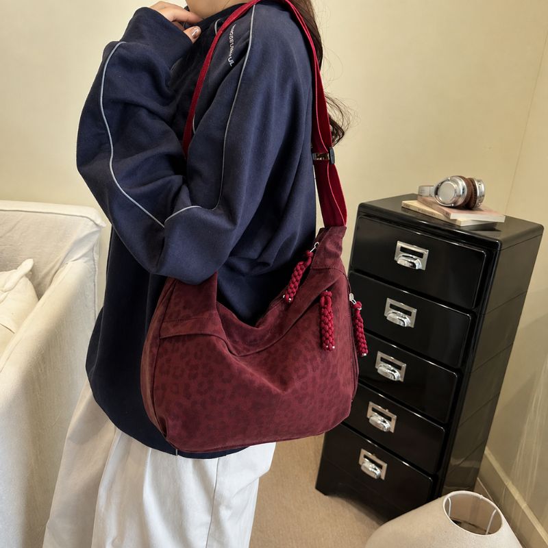 bolsa feminina tiracolo Janine, bolsa feminina, bolsa tiracolo feminina, bolsa feminina média, bolsa feminina casual, bolsa feminina moderna, bolsa feminina elegante, bolsa feminina animal print, bolsa feminina estampa leopardo, bolsa feminina leopardo, bolsa feminina couro ecológico, bolsa feminina premium, bolsa feminina marrom, bolsa feminina preta, bolsa feminina vermelha, bolsa feminina com zíper, bolsa feminina com bolso lateral, bolsa feminina com bolso interno, bolsa feminina para trabalho, bolsa fe