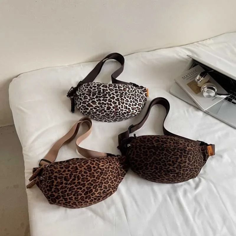 bolsa pochete feminina, bolsa feminina animal print, bolsa feminina leopardo, bolsa feminina estampa de leopardo, pochete feminina moderna, bolsa transversal feminina, bolsa casual feminina, bolsa feminina fashion, bolsa feminina nylon, bolsa feminina estampada, bolsa feminina jovem, bolsa feminina moderna, bolsa feminina confortável, bolsa feminina street style, pochete feminina casual, bolsa feminina compacta, bolsa feminina onça, bolsa feminina leopard print, bolsa feminina estilosa, bolsa feminina Nicol
