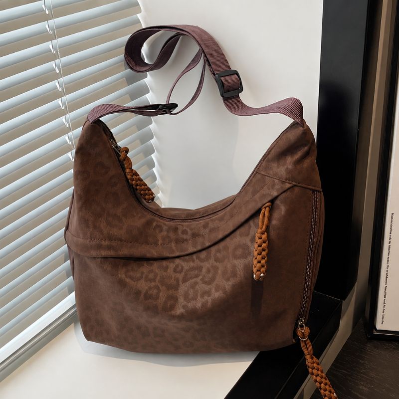 bolsa feminina tiracolo Janine, bolsa feminina, bolsa tiracolo feminina, bolsa feminina média, bolsa feminina casual, bolsa feminina moderna, bolsa feminina elegante, bolsa feminina animal print, bolsa feminina estampa leopardo, bolsa feminina leopardo, bolsa feminina couro ecológico, bolsa feminina premium, bolsa feminina marrom, bolsa feminina preta, bolsa feminina vermelha, bolsa feminina com zíper, bolsa feminina com bolso lateral, bolsa feminina com bolso interno, bolsa feminina para trabalho, bolsa fe