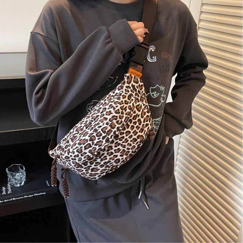 bolsa pochete feminina, bolsa feminina animal print, bolsa feminina leopardo, bolsa feminina estampa de leopardo, pochete feminina moderna, bolsa transversal feminina, bolsa casual feminina, bolsa feminina fashion, bolsa feminina nylon, bolsa feminina estampada, bolsa feminina jovem, bolsa feminina moderna, bolsa feminina confortável, bolsa feminina street style, pochete feminina casual, bolsa feminina compacta, bolsa feminina onça, bolsa feminina leopard print, bolsa feminina estilosa, bolsa feminina Nicol
