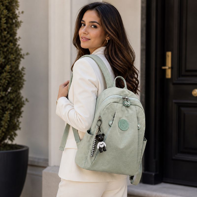mochila feminina nylon, mochila feminina leve, mochila feminina pequena, mochila feminina média, mochila feminina moderna, mochila feminina casual, mochila feminina para dia a dia, mochila feminina preta, mochila feminina verde, mochila feminina resistente, mochila feminina compacta, mochila feminina organizada