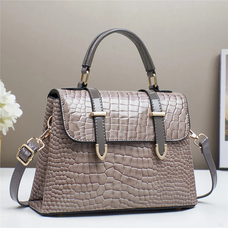 bolsa transversal feminina,
bolsa tiracolo,
bolsa feminina,
bolsa de couro feminina,
bolsa de couro,
bolsa couro,
bolsa crocodilo,
bolsa textura crocodilo,
bolsa para festas feminina